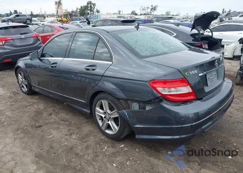 2010 Mercedes-Benz C 300 Luxury/Sport z USA, uszkodzony, nr VIN WDDGF5EB6AR107724